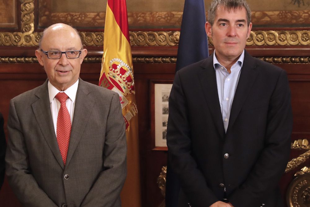 El ministro de Hacienda, Cristóbal Montoro (i), recibe al presidente del Gobierno de Canarias, Fernando Clavijo.