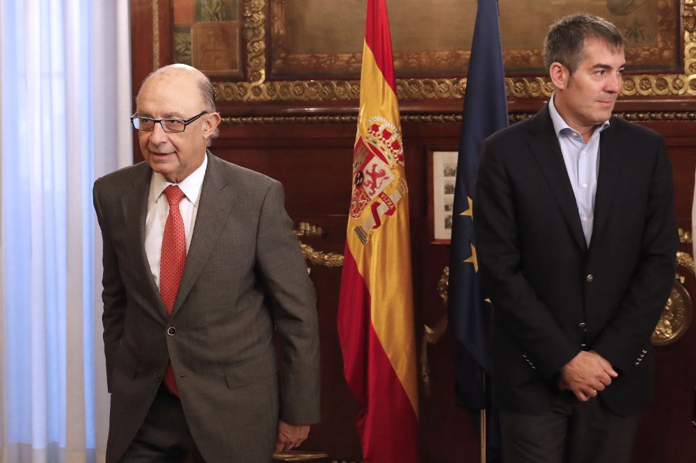 El ministro de Hacienda, Cristóbal Montoro (i), y el presidente del Gobierno de Canarias, Fernando Clavijo, esta mañana, en la sede del Ministerio.
