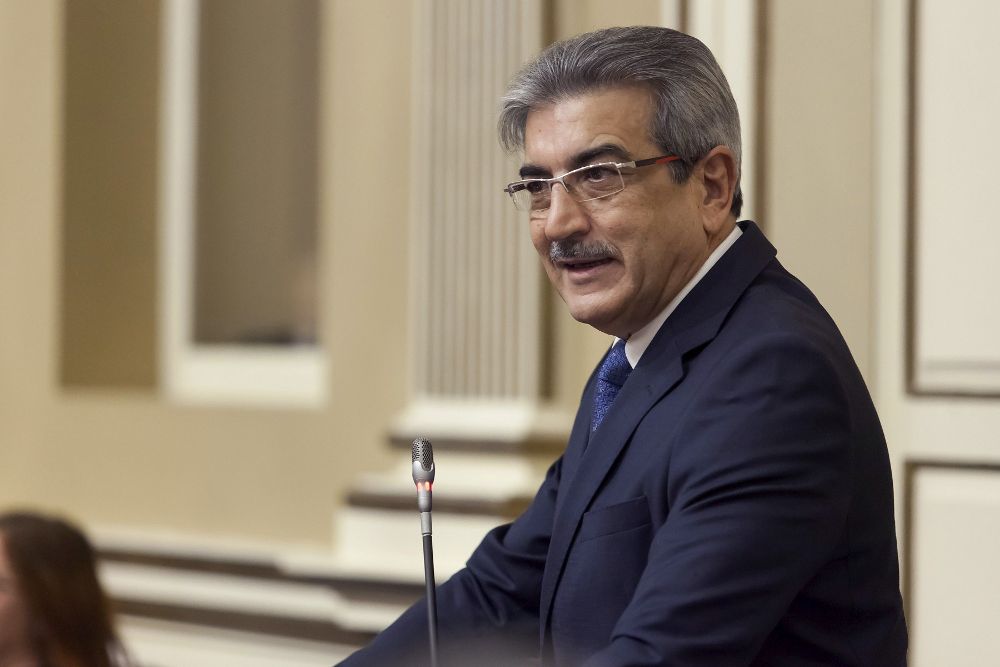 El diputado de Nueva Canarias, Román Rodríguez, interviene en el pleno del Parlamento de Canarias.