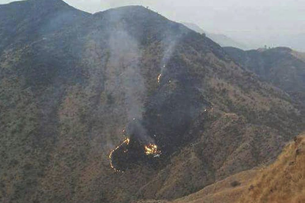 Vista de los restos del avión de la compañía aérea Pakistan International Airlines (PIA) tras estrellarse en Havelian, localidad situada al sur de Abbotabad, Pakistán.