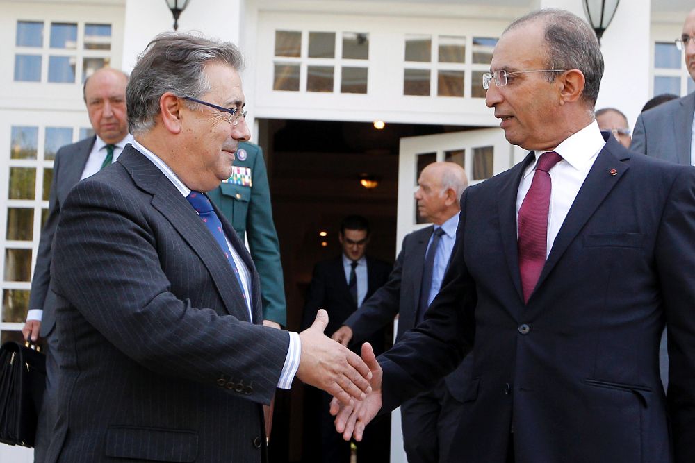 El ministro español del Interior, Juan Ignacio Zoido (i), es recibido por su homólogo marroquí, Mohamed Hassad, en Rabat.