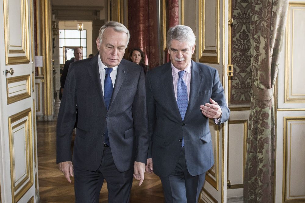 El ministro galo de Exteriores, Jean-Marc Ayrault (i), da la bienvenida al ministro español de Exteriores, Alfonso Dastis, antes de su reunión en París.