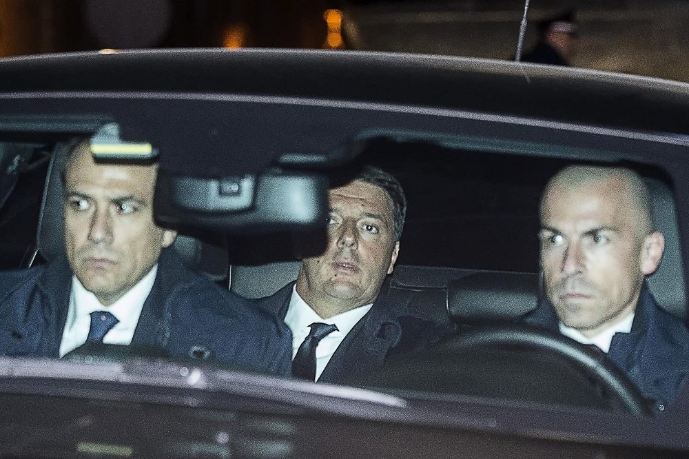 El primer ministro italiano, Matteo Renzi (c), llega al Palacio del Quirinal para formalizar su dimisión.