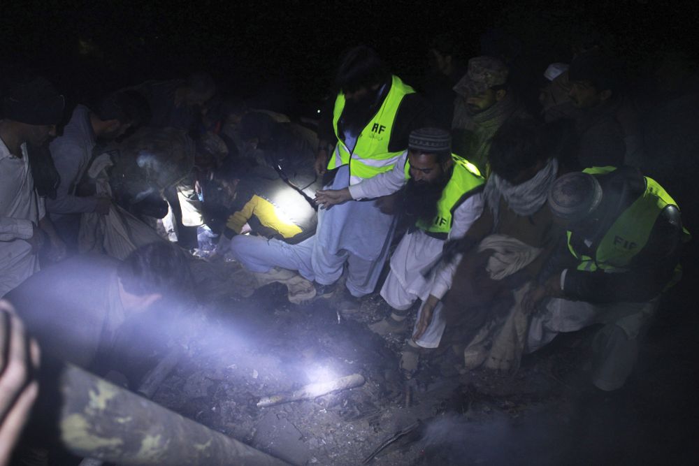 Miembros de los equipos de rescate buscan los cuerpos de las víctimas del avión de la compañía Pakistán International Airlines (PIA) ATR-42 que se estrelló en Havelian, Pakistán.