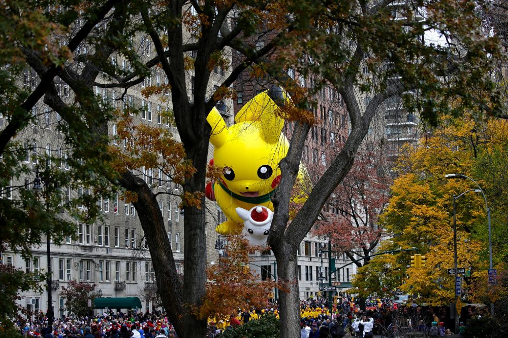Un globo gigante del personaje de Pokémon, Pikachu.