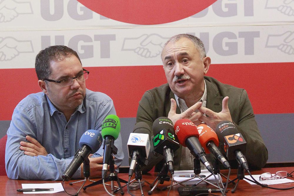 El secretario general de UGT, Pepe Álvarez (d), y el líder del sindicato en Canarias, Gustavo Santana.