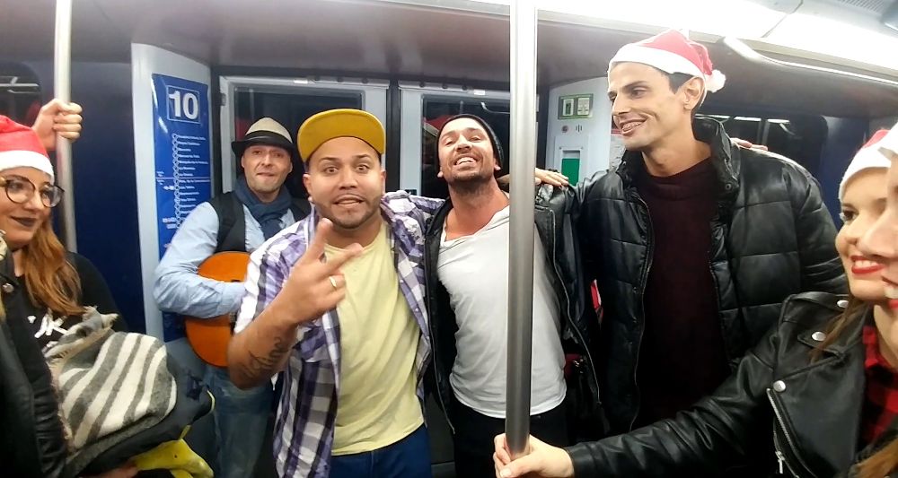 Rudy y Ruymán (ambos a la derecha) y Adán Latino (primer término) y Pedro Aldimayo (con guitarra) en el metro de Madrid.