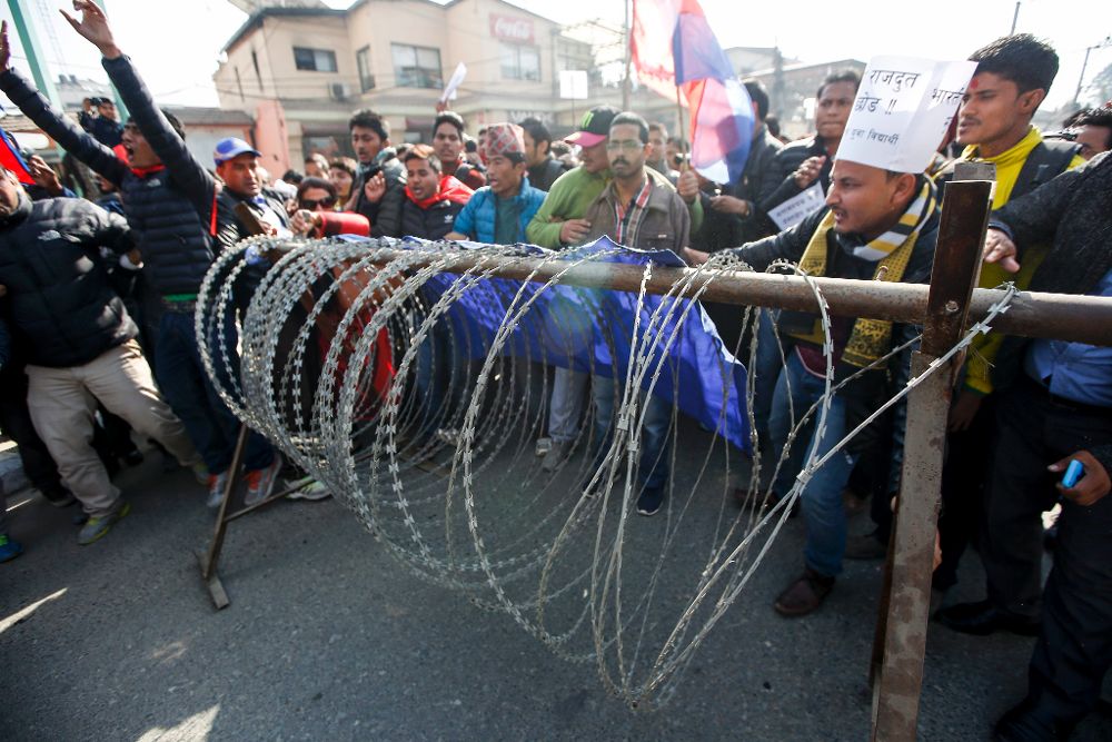 Agentes de policía nepalíes permanecen en guardia durante una protesta de estudiantes afiliados al Partido Comunista Unificado (CPN-UML, marxista leninista), en katmandú, Nepal, el 5 de diciembre de 2016.