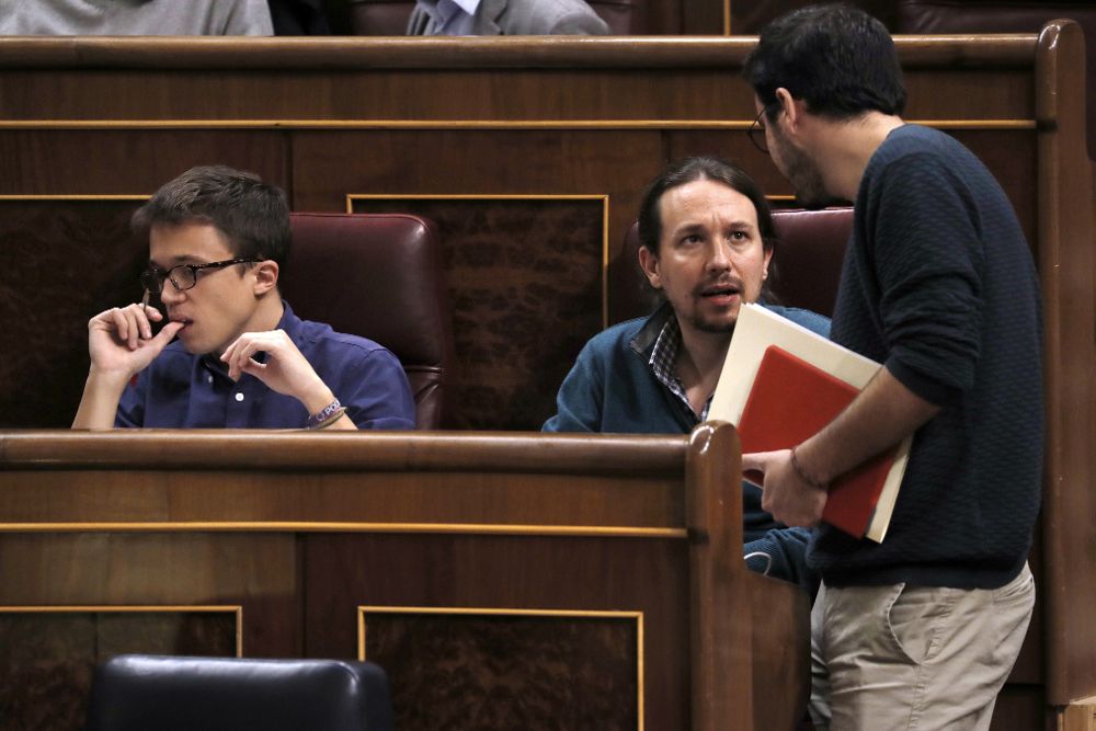 Los diputados de Unidos Podemos, Íñigo Errejón, Pablo Iglesias y Alberto Garzón (i a d)