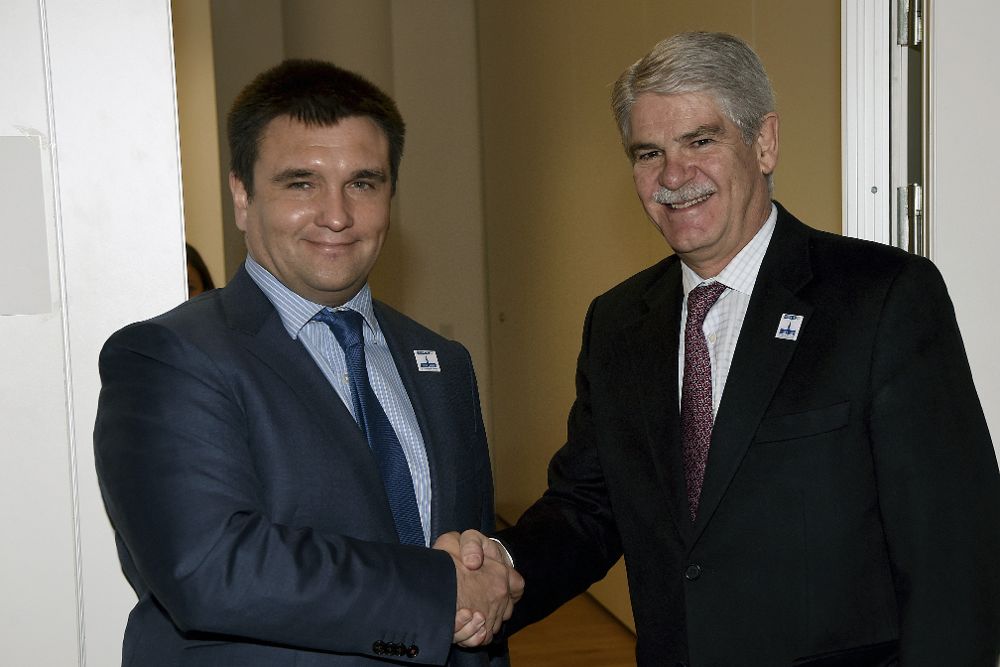 El ministro español de Asuntos Exteriores y Cooperación, Alfonso Dastis (d), y su homólogo ucraniano, Pavlo Klimkin.