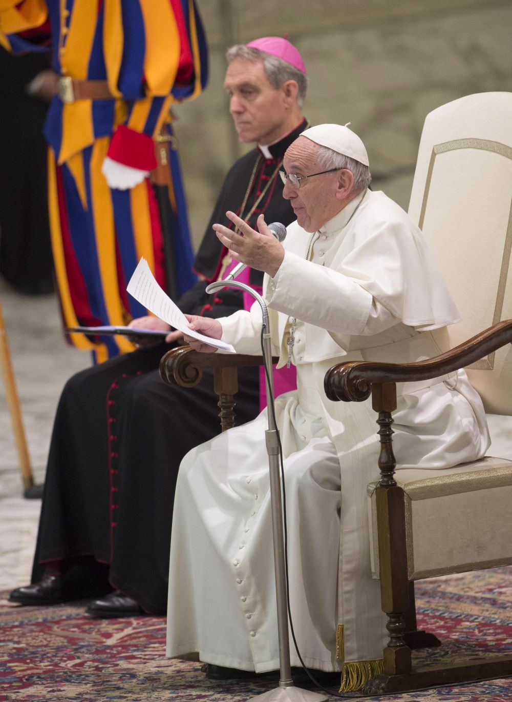 El papa Francisco se dirige a los fieles durante la audiencia general de los miércoles en el Vaticano, el 7 de diciembre de 2016.