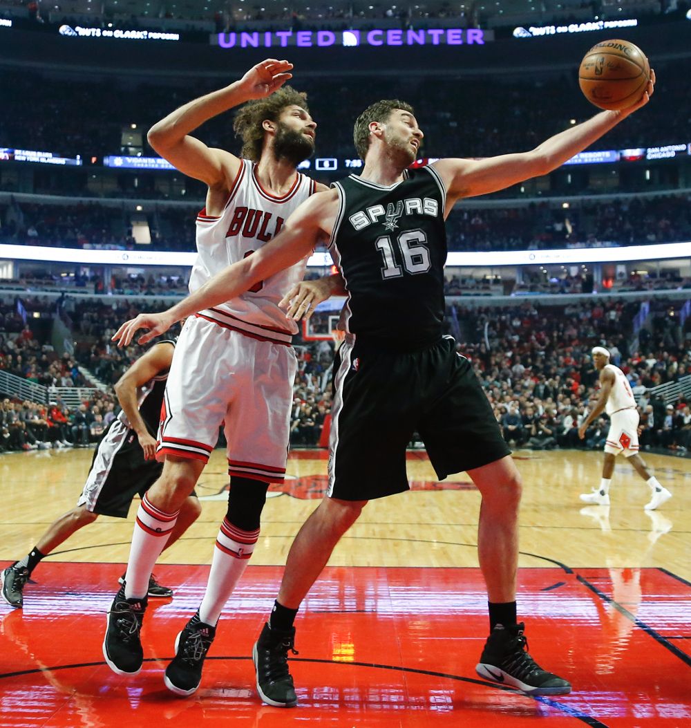 El jugador de Spurs Pau Gasol (d) protege el balón ante la marca de Robin Lopez (i), de Bulls.