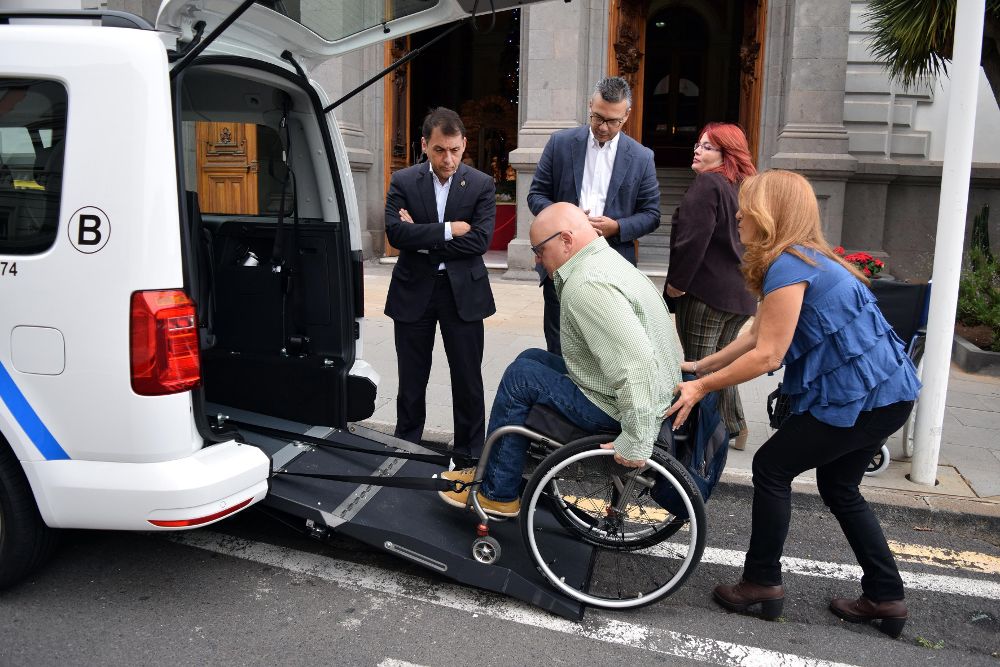 Presentación del nuevo vehículo adaptado a pasajeros con movilidad reducida.