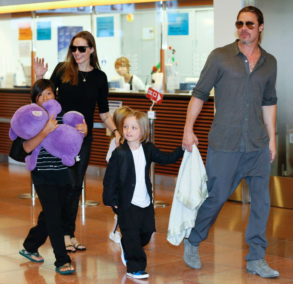 Fotografía de archivo tomada el 28 de julio de 2013 que muestra a la actriz Angelina Jolie (2i) y al actor Brad Pitt (d) junto a sus hijos Pax Thien (i), Shiloh (3i, tapada) y Knox (2d) a su llegada al aeropuerto Haneda en Tokio (Japón). .