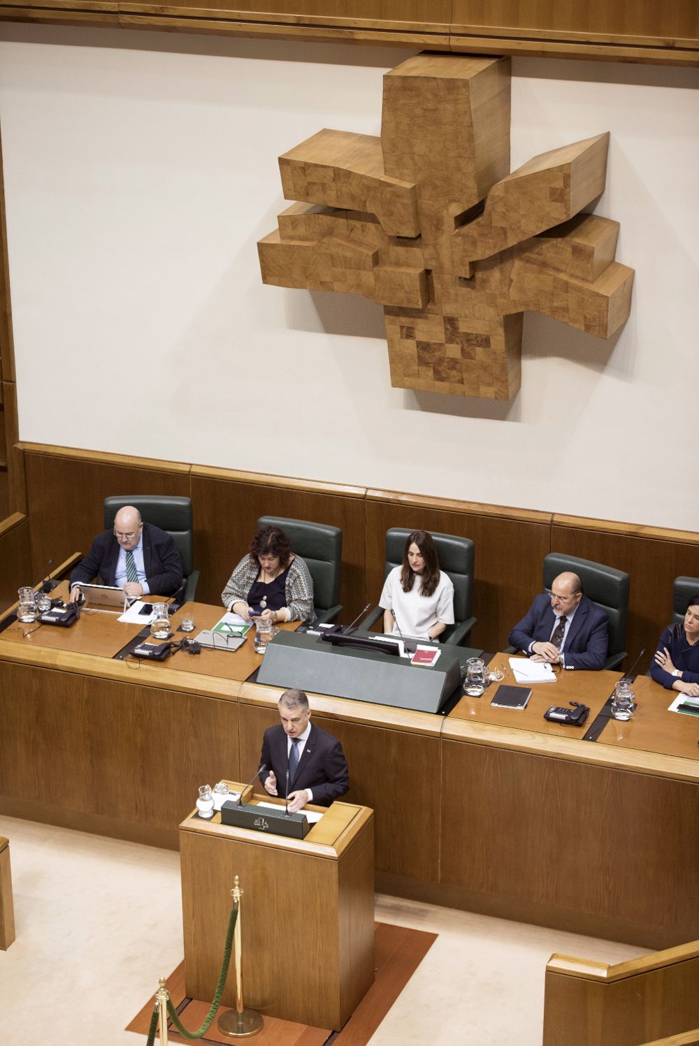 El lehendakari en funciones, Iñigo Urkullu (abajo), expone su proyecto en el pleno de investidura del Parlamento Vasco.