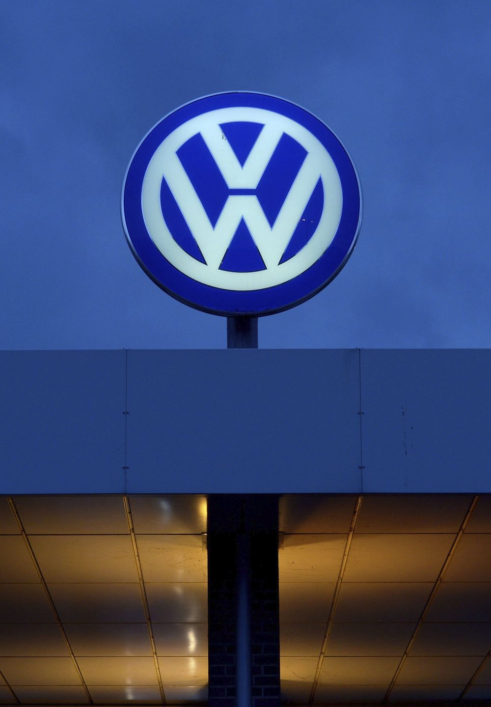 Logotipo de Volkswagen en la planta de la compañía en Wolfsburgo, Alemania. 