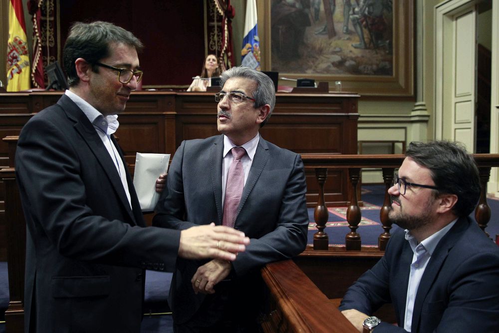 Los portavoces de los grupos socialista, Iñaki Lavandera (i), de Nueva Canaria, Román Rodríguez (c), y del Popular, Asier Antona.
