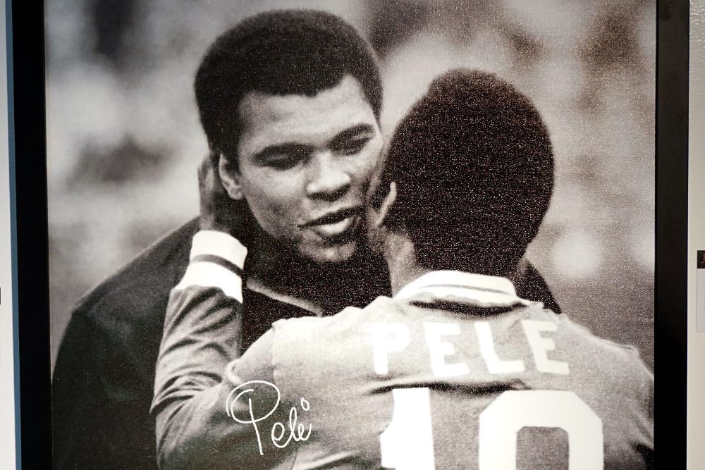 Cassius Clay (Muhammed Ali) saluda al exfutbolista brasileño Pelé (de espaldas).