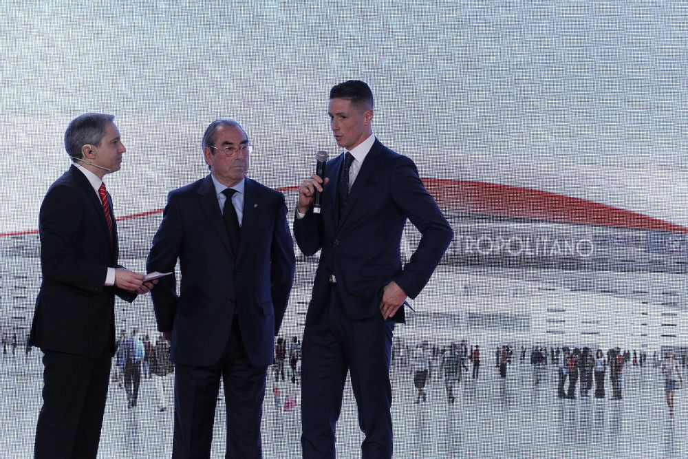 El delantero del Atlético de Madrid Fernando Torres (d) junto al histórico jugador Abelardo (c) y el periodista Vicente Vallés, durante el acto que el club ha celebrado hoy en el estadio Vicente Calderón para anunciar que Wanda Metropolitano será el nombre del nuevo estadio.