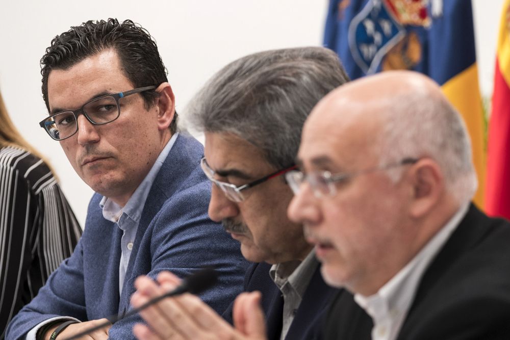 El presidente del Cabildo de Gran Canaria, Antonio Morales (d), durante una reunión del Cabildo grancanario con los alcaldes de la isla y los diputados que la representan en el Parlamento autonómico para analizar el reparto del Fdcan.