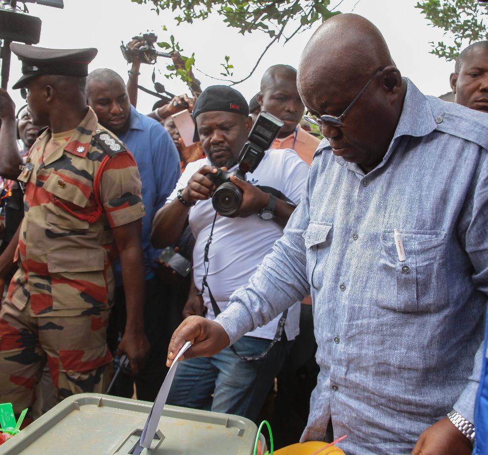 El líder del del Partido Nueva Patria (NPP) y candidato presidencial, Nana Addo Dankwa Akufo-Addo, deposita su voto en un colegio electoral de Accra, Ghana, hoy, 7 de diciembre de 2016. 