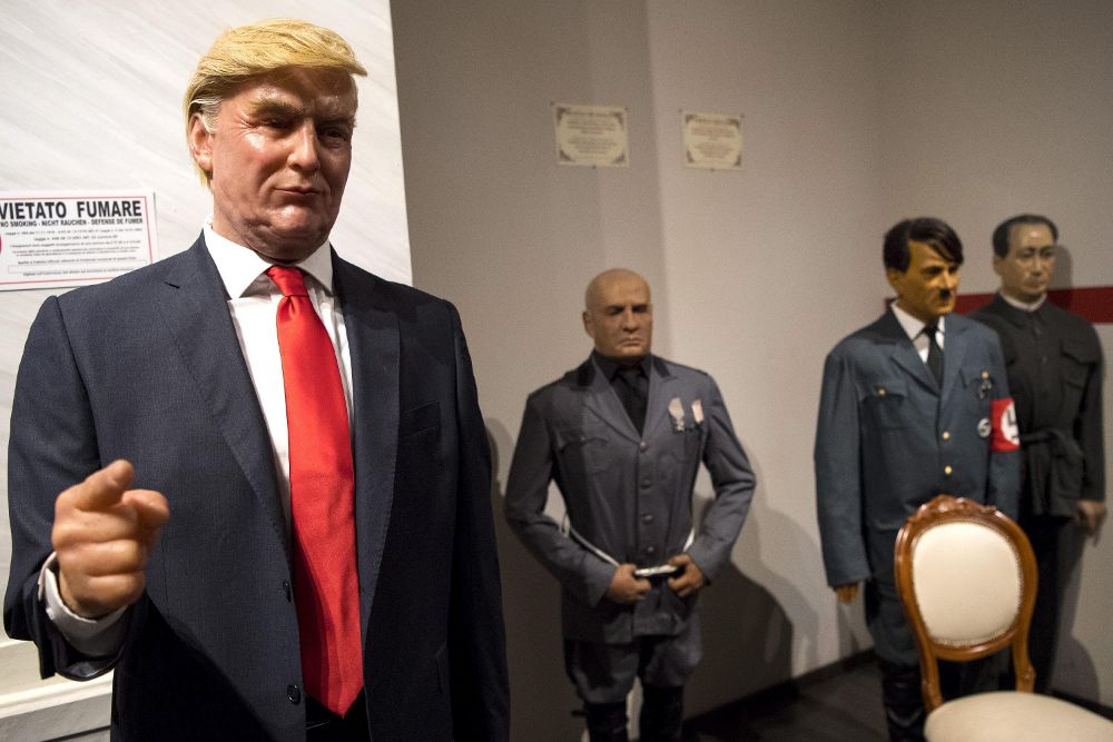 Vista de la figura de cera del presidente electo de Estados Unidos, Donald Trump (i), en el Museo de Cera de Roma, Italia.