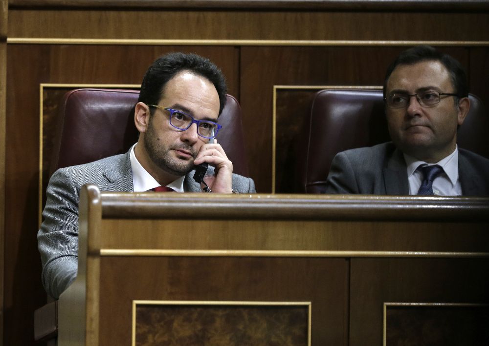 El portavoz parlamentario del PSOE, Antonio Hernando (i), junto al diputado socialista Miguel Ángel Heredia.