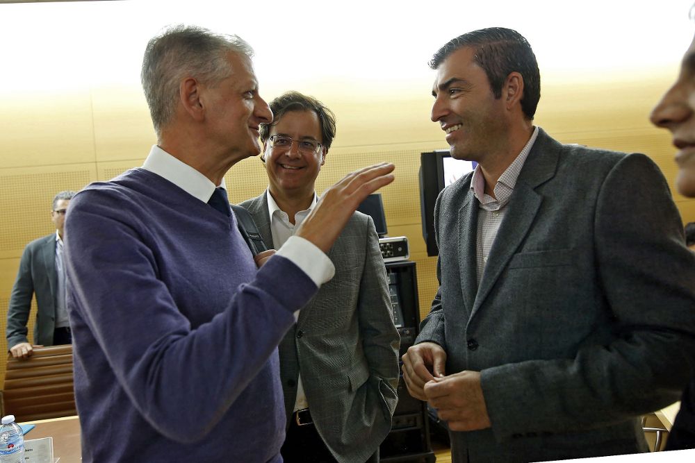 El alcalde de La Orotava, Francisco Linares (i), conversa con su homólogo de Los Realejos, Manuel Domínguez (d).