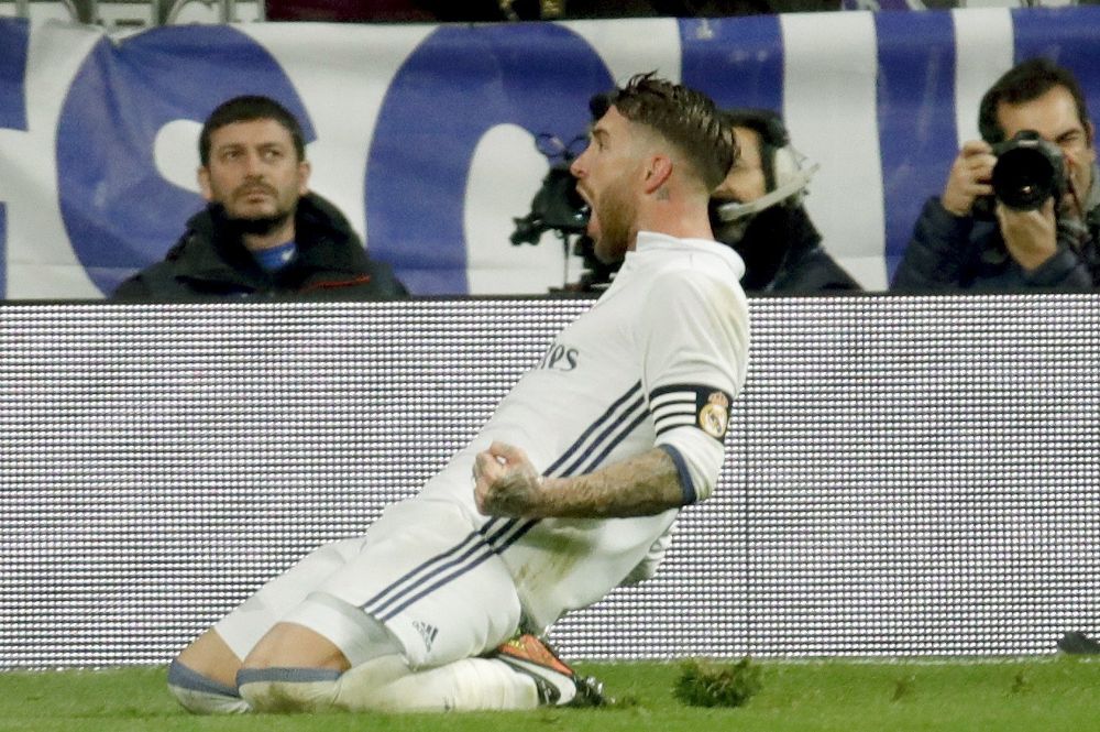 El defensa del Real Madrid Sergio Ramos celebra su gol, el tercero de su equipo frente al Deportivo de La Coruña.