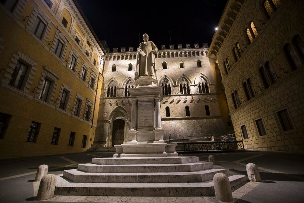 Foto de archivo tomada el 26 de marzo de 2016 del monumento Sallustio Bandini delante de la sede del banco italiano Monte dei Paschi di Siena (MPS) en Piazza Salimbeni, en Siena (Italia).