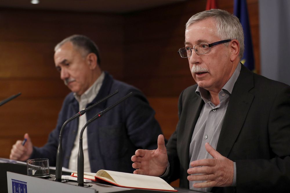 Los secretarios generales de UGT, Pepe Álvarez,iz., y de CC.OO., Ignacio Fernández Toxo,d.