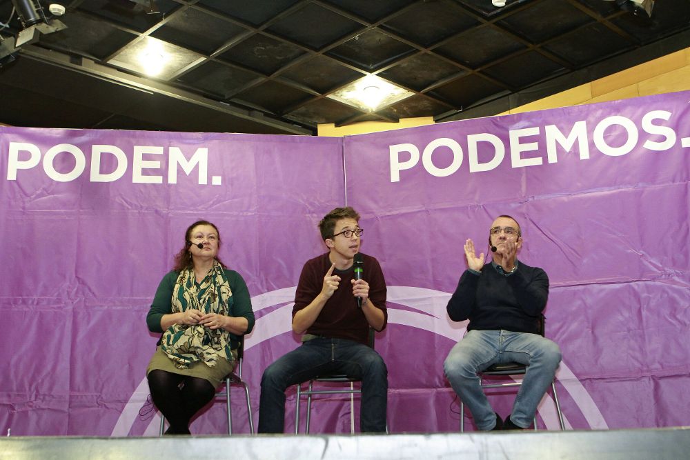 El secretario de Política de Podemos, Íñigo Errejón (c), junto los diputados baleares Juan Pedro Yllanes (d) y Mae de la Concha (i), durante un coloquio organizado por Podem Illes Balears sobre el cambio político, hoy en Palma.