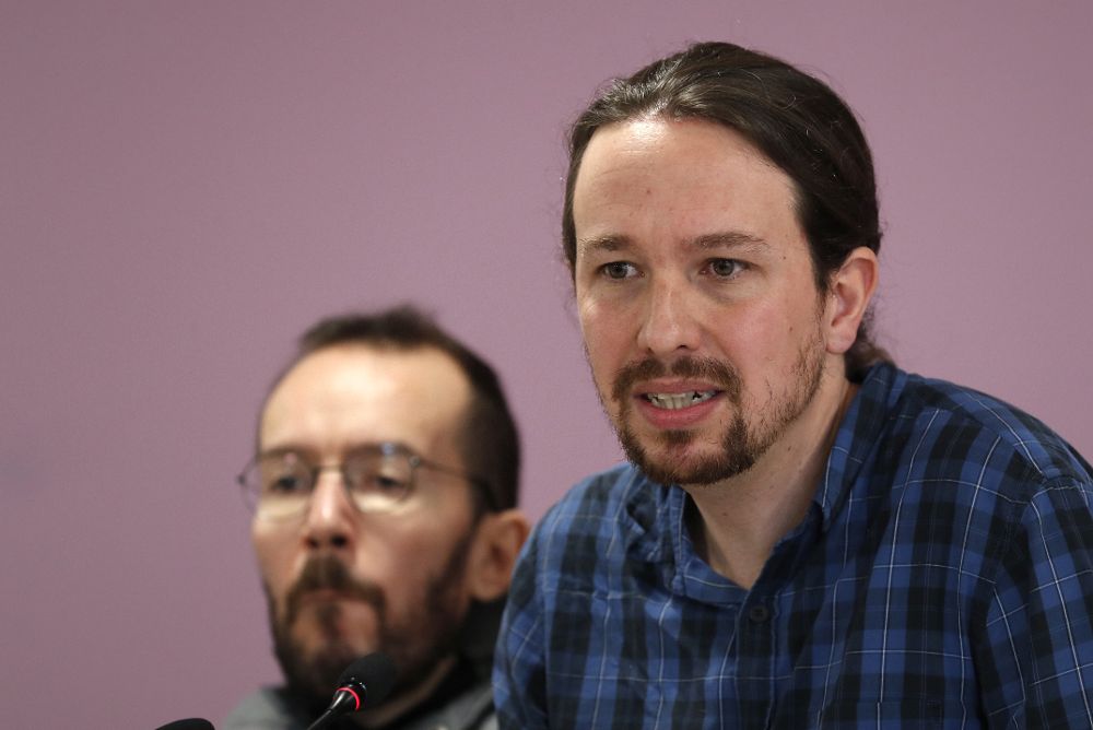 El líder de Podemos, Pablo Iglesias (d), y el secretario de Organización, Pablo Echenique.