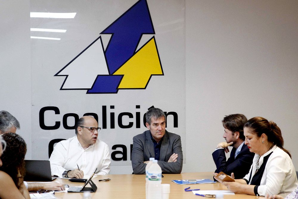 El presidente del Gobierno de Canarias, Fernando Clavijo (c), junto al secretario general de Coalición Canaria, José Miguel Barragán (i), y otros miembros del comité permanente nacional.