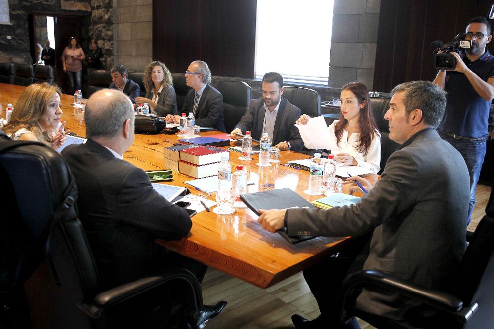 El presidente del Gobierno de Canarias, Fernando Clavijo (d), reunió hoy a su Consejo de Gobierno, en medio de la crisis abierta entre los dos socios que conforman el Ejecutivo, CC y PSOE, debido al Fondo de Desarrollo de Canarias.