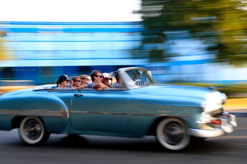 Un grupo de turistas pasea por La Habana.