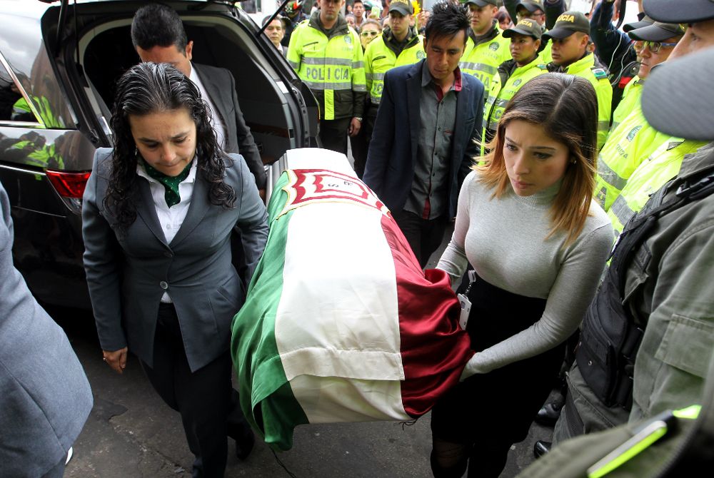Un grupo de personas acompaña el féretro de la niña Yuliana Andrea Samboni Muño, el miércoles 7 de diciembre de 2016, en Bogotá (Colombia).