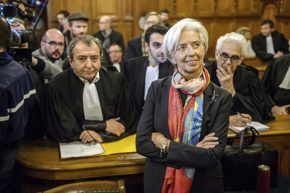 La directora gerente del Fondo Monetario Internacional (FMI) y exministra francesa de Finanzas, Christine Lagarde (c), en la Corte de Justicia de la República (CJR), en París (Francia).