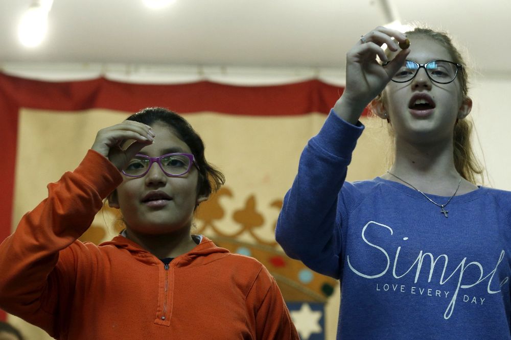Los niños de San Ildefonso durante el ensayo del sorteo de lotería nacional de navidad.