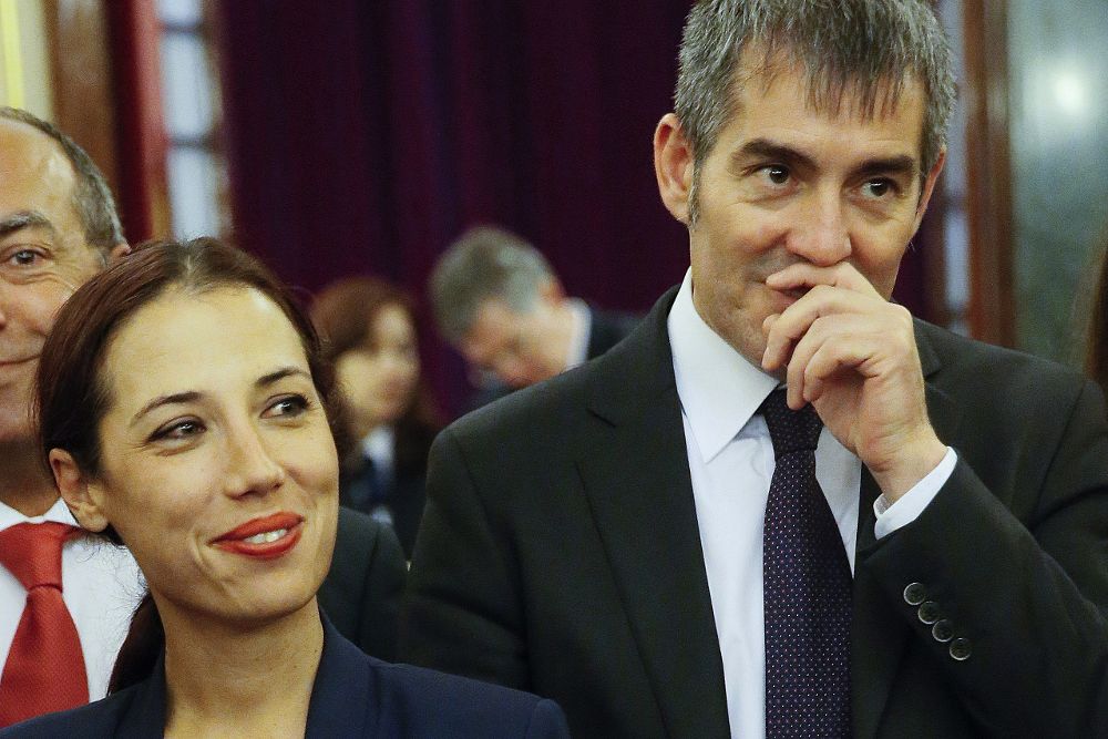 El presidente del Gobierno de Canarias de Coalición Canaria, Fernando Clavijo (d), y la vicepresidenta del Gobierno autonómico del PSOE, Patricia Hernández.