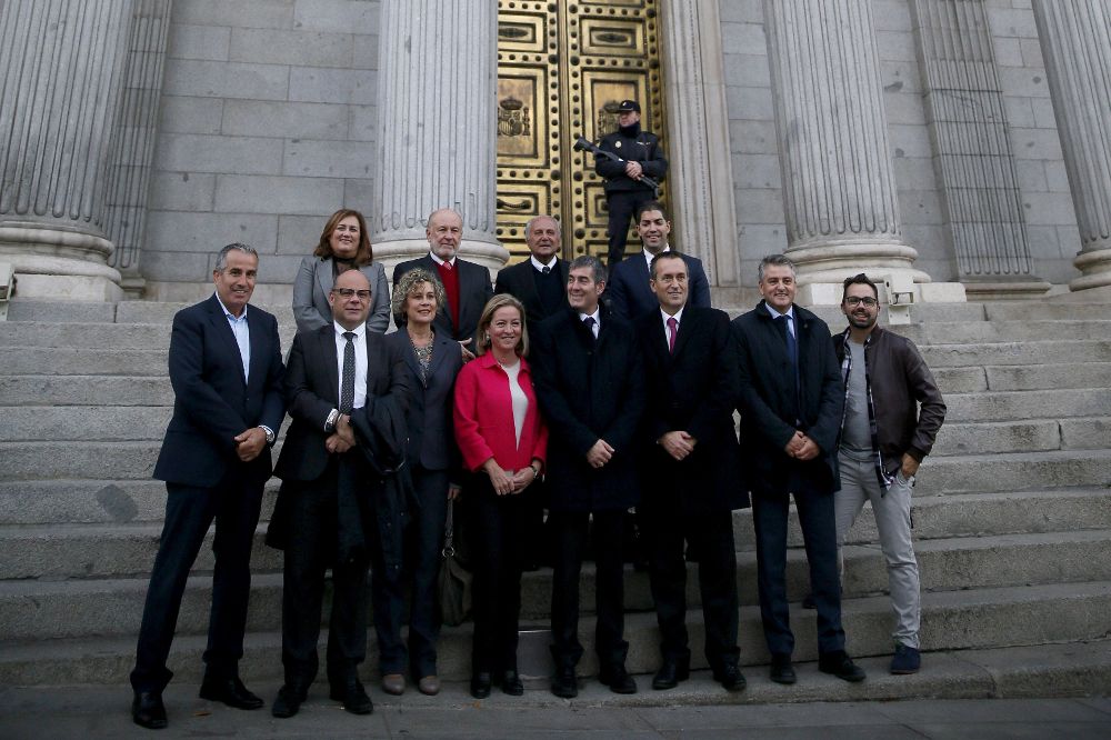 El presidente de Canarias, Fernando Clavijo (4d), posa con diputados canarios esta tarde a las puertas del Congreso de los Diputados, donde se ha iniciado el debate en pleno del nuevo Estatuto de Canarias.