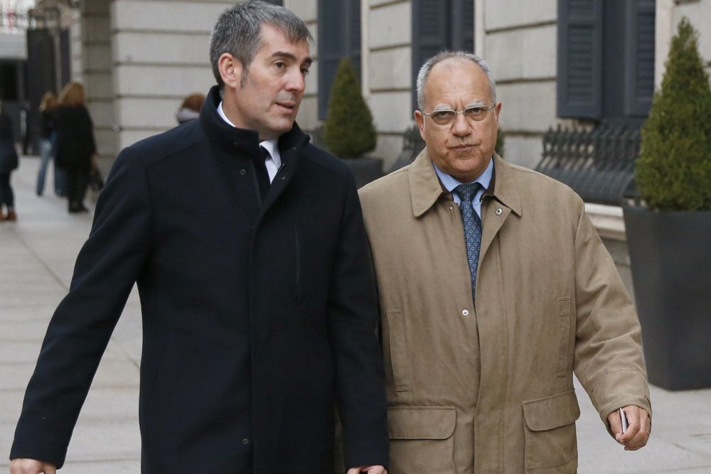 El presidente del Gobierno de Canarias, Fernando Clavijo (i) y el el presidente del Cabildo de La Gomera, Casimiro Curbelo.