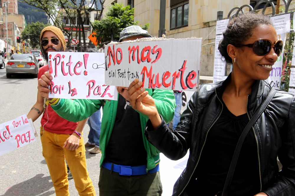 Personas de diversas organizaciones realizan una manifestación pacífica frente al Palacio de Justicia hoy, lunes 12 de diciembre de 2016, en Bogotá (Colombia) exigiendo a la Corte Constitucional la aprobación del "fast track", mecanismo de aprobación de las leyes para implementar el acuerdo de paz con las FARC.