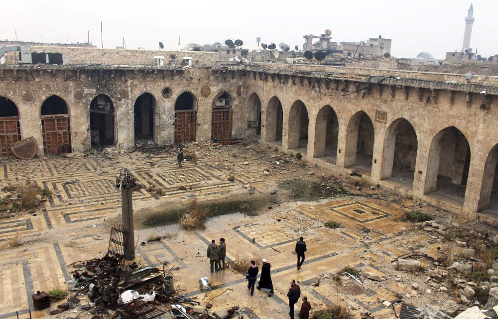 Vista general de los daños causados por los bombardeos en la mezquita de Umayyad al este de Alepo.