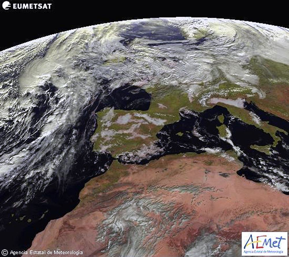 Fotografía del satélite Meteosat para la Agencia Estatal de Meteorología (Aemet)), que prevé para hoy, miercoles, lluvias fuertes en puntos dispersos de Galicia, Extremadura y Andalucía, y nieblas localmente persistentes en el centro y este peninsular.