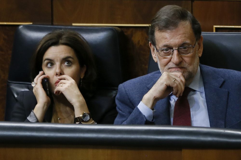 El presidente del Gobierno, Mariano Rajoy (d), y la vicepresidenta, Soraya Sáenz de Santamaría.