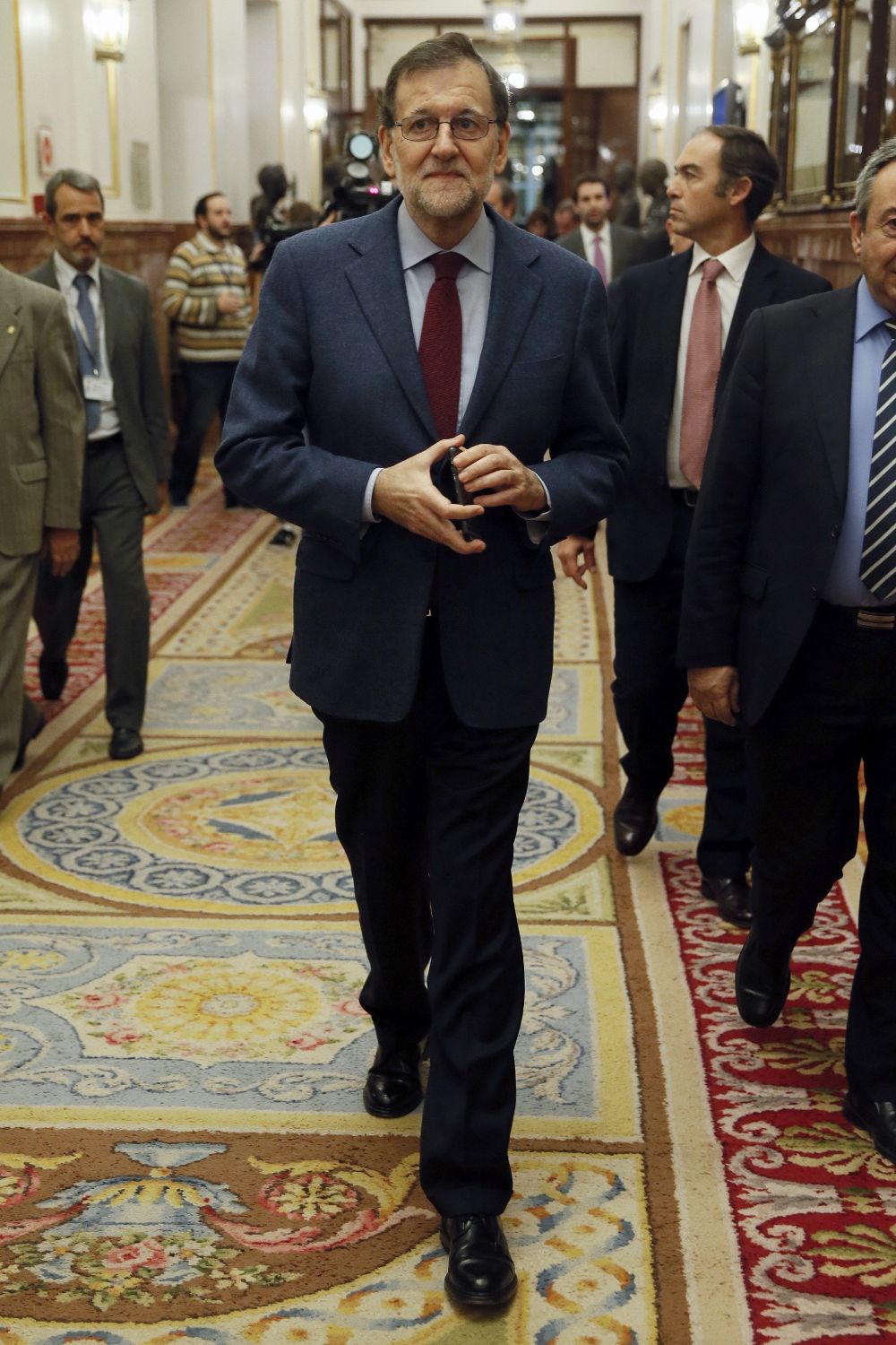 El presidente del Gobierno, Mariano Rajoy, por los pasillos del Congreso.