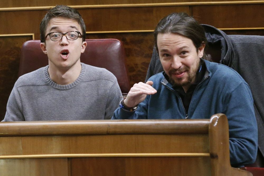 El líder de Podemos, Pablo Iglesias (d), y el portavoz parlamentario de la formación, Íñigo Errejón.