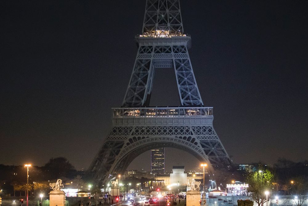 Vista general del a Torre Eiffel ayer, miércoles 14 de diciembre de 2016, en París (Francia). La iluminación de la torre Eiffel se apagó a partir de las 20.00 hora local (19.00 GMT) y permaneció así toda la noche para expresar el apoyo de París a los habitantes de Alepo (Siria).