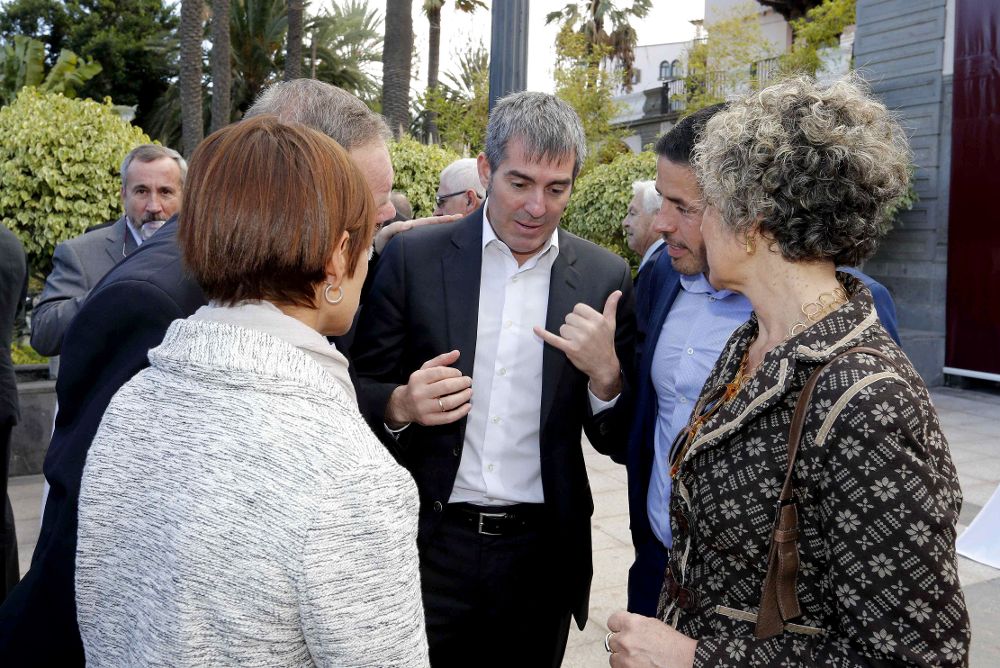 El presidente del Gobierno de Canarias, Fernando Clavijo (3d), y los dirigentes de Coalición Canaria Fernando Bañolas (i) y María del Mar Julios, entre otros.